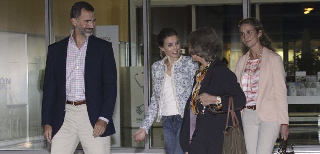 La reina Sofía (2d), acompañada por los Príncipes de Asturias, Felipe y Letizia (2i), y por la infanta Elena (d), a su salida del Hospital Quirón Madrid.
