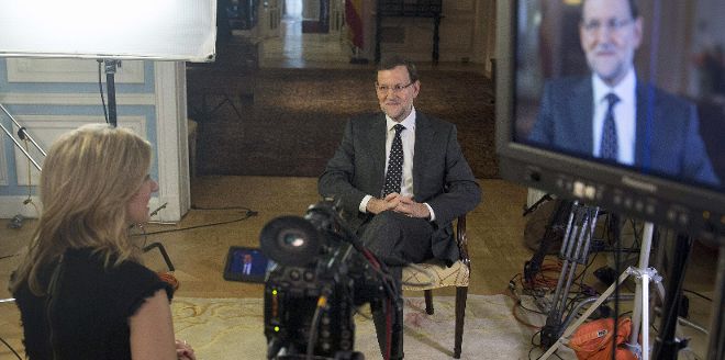 El presidente del Gobierno, Mariano Rajoy (d), durante la entrevista que ha concedido a Bloomberg Televisión, hoy en Nueva York, y que se emitirá mañana.