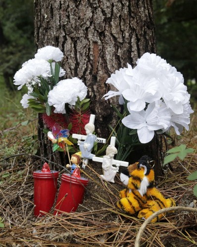 Varios ramos de flores y juguetes en un altar improvisado en la pista forestal donde fue hallada sin vida la niña Asunta Bazarra el pasado fin de semana, en el lugar de Teo, en Santiago de Compostela.