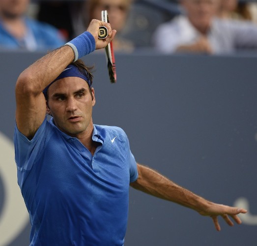 Roger Federer de Suiza responde una bola.