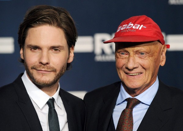 Daniel Brühl (i) y el ex corredor de Fórmula 1 Niki Lauda.