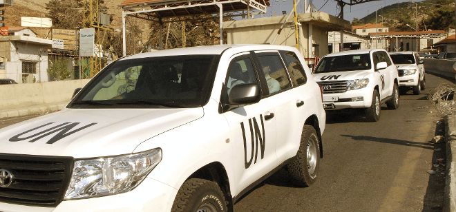 Un convoy de vehículos de la ONU, en los que viajan los inspectores que investigan el empleo de armas químicas en Siria, entra a Líbano desde Siria por el puesto de control fronterizo de Masnaa (Líbano), hoy, lunes 30 de septiembre de 2013.