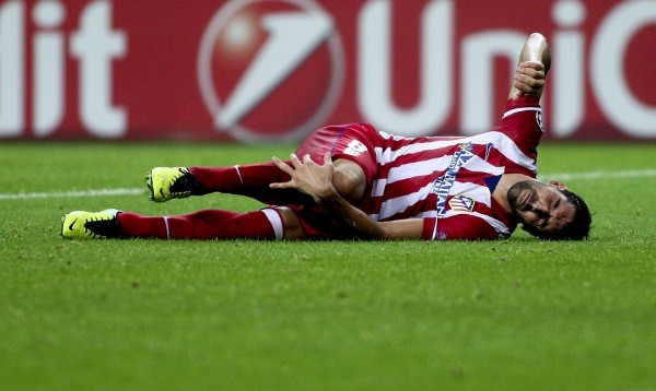 El delantero del Atlético de Madrid, Raúl García lamenta su lesión durante su partido contra el Oporto.