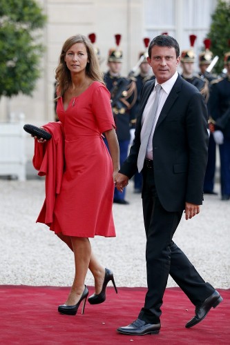 El ministro del interior francés Manuel Valls (d) llega con su esposa Anne Gravoin (i) al Palacio del Elíseo.