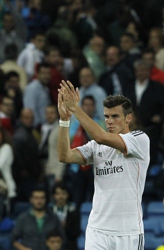 El jugador galés del Real Madrid Gareth Bale, al término del partido de la séptima jornada de Liga en Primera División ante el Atlético de Madrid, disputado esta noche en el estadio Santiago Bernabéu.