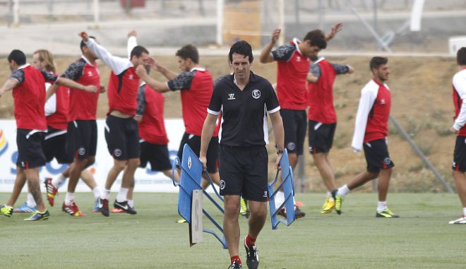 El entrenador del Sevilla FC, Unai Emery, durante el entrenamiento previo.