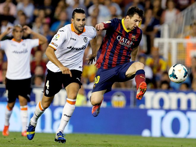 Adil Rami, persiguiendo a Leo Messi en un partido de Liga.