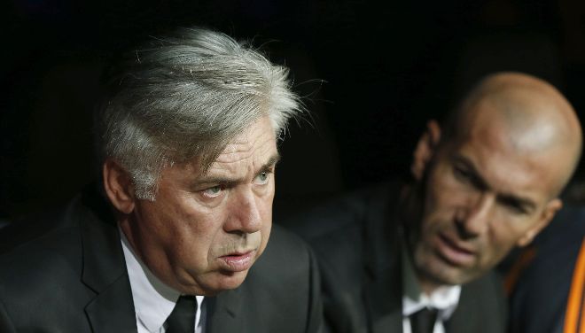 El técnico italiano del Real Madrid, Carlo Ancelotti, y su ayundante Zinedine Zidane (d).