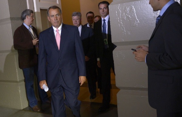 El presidente de la Cámara de Representantes de EEUU, el republicano John Boehner (c), se dirige a la reunión de líderes republicanos en el Capitolio en Washington.