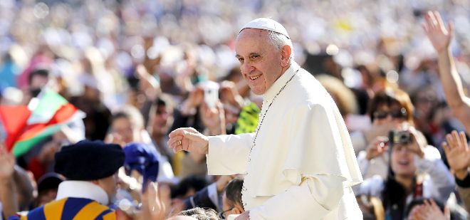 El papa Francisco saluda a los peregrinos que acudieron a la Plaza de San Pedro del Vaticano para asistir a la audiencia general de los miércoles, el 2 de octubre de 2013, en el Vaticano.