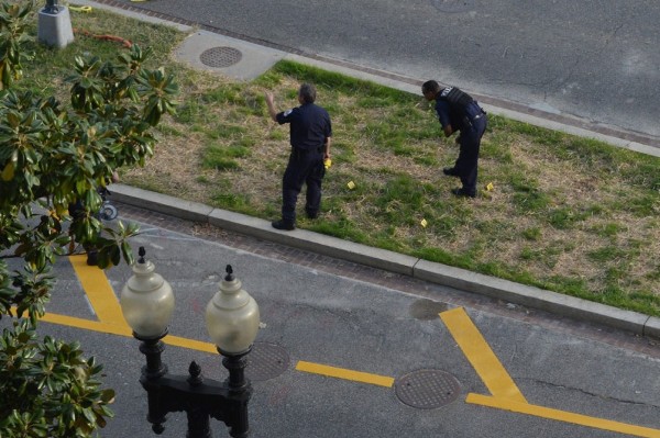 Autoridades inspeccionan la escena cerca a un vehículo estrellado tras un tiroteo en inmediaciones del Capitolio.