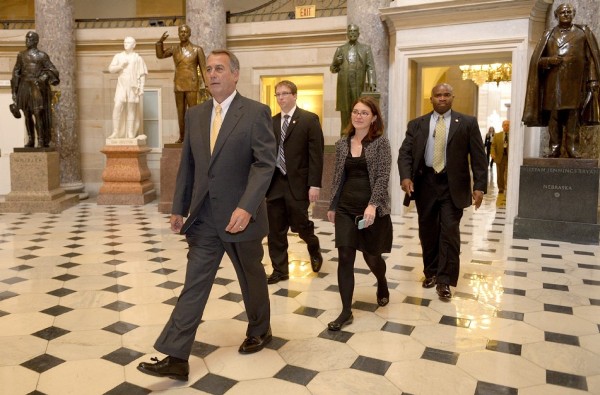 El presidente de la Cámara de Representantes de EE.UU., el republicano John Boehner (i), camina por el Capitolio en Washington DC, Estados Unidos, el jueves 3 de octubre de 2013. Boehner fue el primero en salir de la reunión que el presidente estadounidense, Barack Obama, mantuvo durante más de una hora con los principales líderes republicanos y demócratas del Congreso.