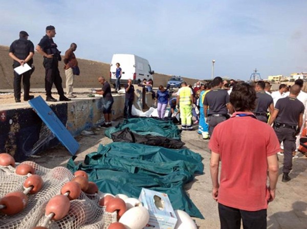 Decenas de cadáveres son cubiertos en el puerto de Lampedusa en Italia.