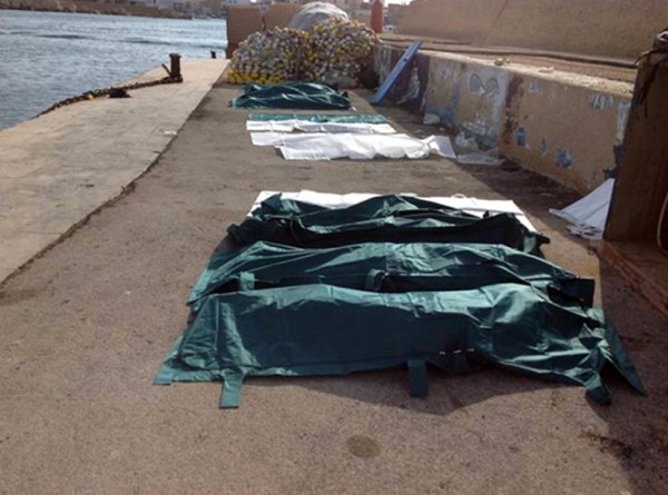 Decenas de cadáveres son cubiertos en el puerto de Lampedusa.