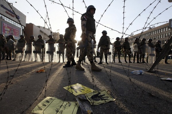 Numerosos soldados de la Armada egipcia bloquean una calle.