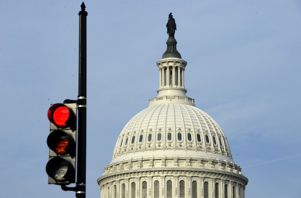 Un semáforo en rojo delante del Capitolio en Washington DC, Estados Unidos.