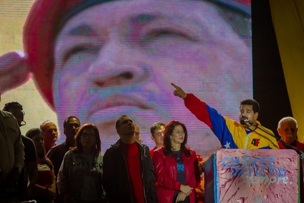 El presidente de venezolano, Nicolás Maduro (2-d), participa en un acto conmemorativo.