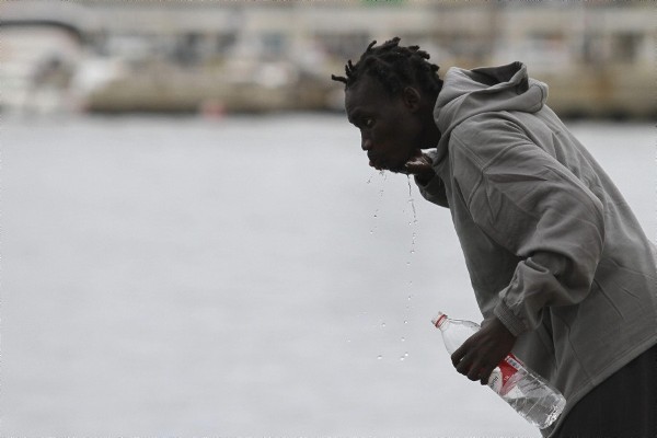 Uno de los nueve inmigrantes de origen subsahariano rescatados por efectivos de Salvamento Marítimo.