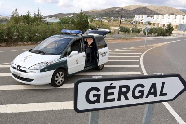 Una patrulla de la Guardia Civil vigila la entrada del municipio almeriense de Gérgal.