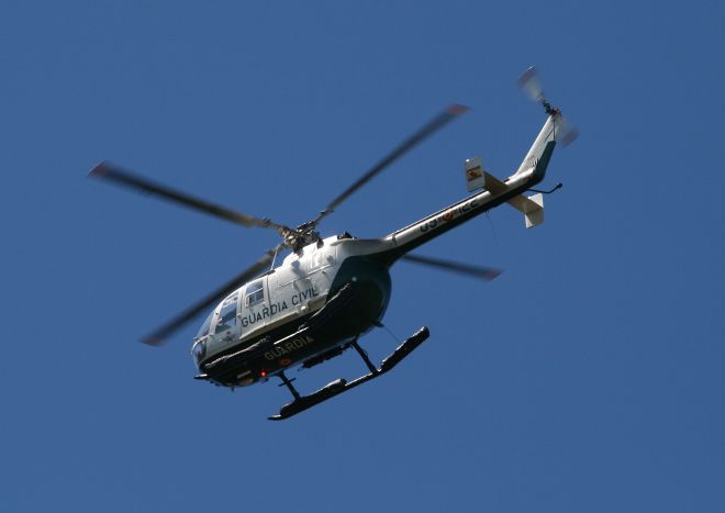 El helicóptero de la Guardia Civil interviene en la búsqueda.