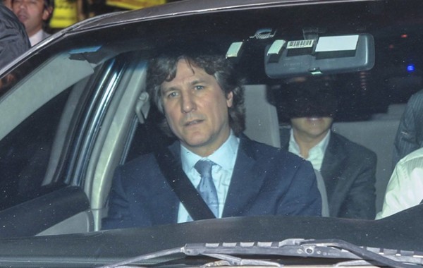 El vicepresidente argentino, Amado Boudou, a su salida de la clínica Favaloro de Buenos Aires (Argentina).