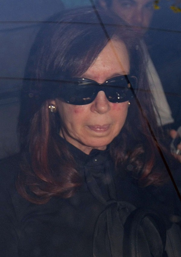 La presidenta argentina, Cristina Fernández, es fotografiada a su llegada el lunes 7 de octubre de 2013, a la clínica Favaloro de Buenos Aires (Argentina), donde será intervenida hoy para la 