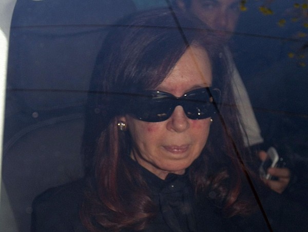 La presidenta argentina, Cristina Fernández, a su llegada a la clínica Favaloro.