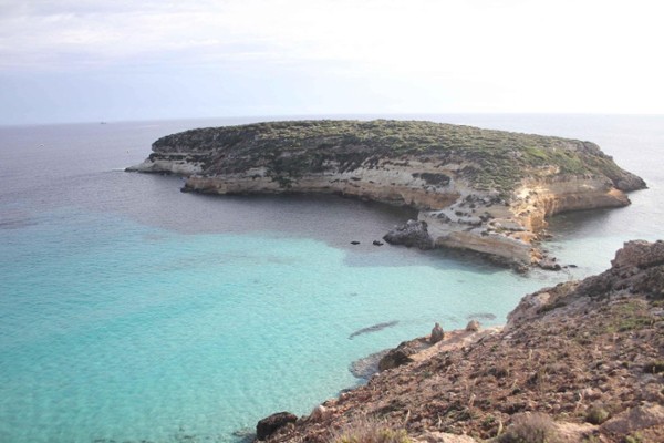 Vista general de una parte de la costa de Lampedusa.