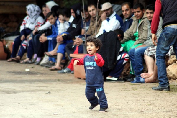 Un niño juega en el centro de recepción de inmigrantes de Lampedusa.