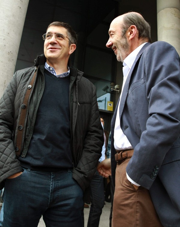 El líder del PSOE, Alfredo Pérez Rubalcaba, junto al secretario general de los socialistas vascos Patxi López.