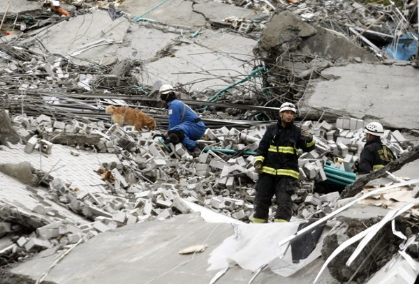 Organismos de socorro trabajan en medio de los escombros de la Torre 6 del Edificio Space, que se desplomó a las 20.20 hora local (01.20 GMT del domingo 13 de octubre de 2103), en Medellín (Colombia).