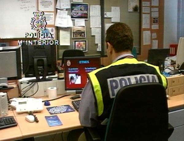 Imagen de un vídeo de la Policía en la que un agente trabaja en la búsqueda de imágenes de pornografía infantil distribuidas por Internet. 