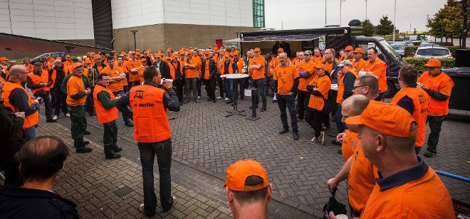 Imagen de otra empresa envuelta en polémica. Un grupo de empleados de la fábrica holandesa de cerveza Grolsch protesta el pasado 09 de octubre de 2013, a las afueras de la empresa en Enschede (Holanda). Los trabajadores suspendieron labores durante dos horas para presionar negociaciones de acuerdos para el colectivo.