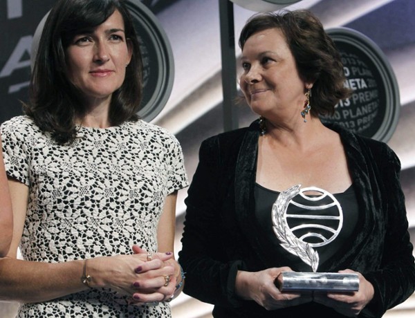La ganadora del Premio Planeta, Clara Sánchez (d), y la finalista, Ángeles González Sinde, durante la entrega de la 66 edición del Premio Planeta.