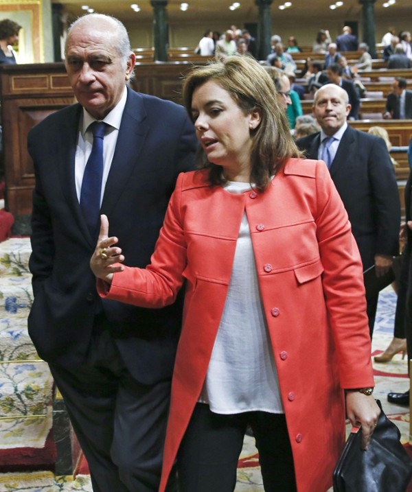 La vicepresidenta del Gobierno, Soraya Sáenz de Santamaría (d), conversa con el ministro de Interior, Jorge Fernández Díaz.
