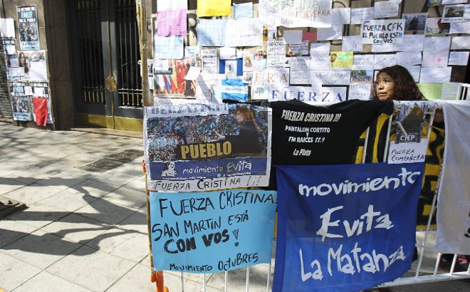 Seguidores de la mandataria Cristina Fernández en la entrada de la clínica en donde fue operada.
