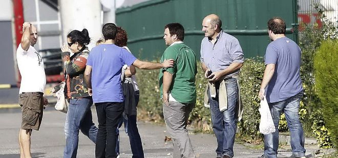 Varios trabajadores a su salida de la factoría de la empresa Fagor en la localidad guipuzcoana de Mondragón este miércoles.