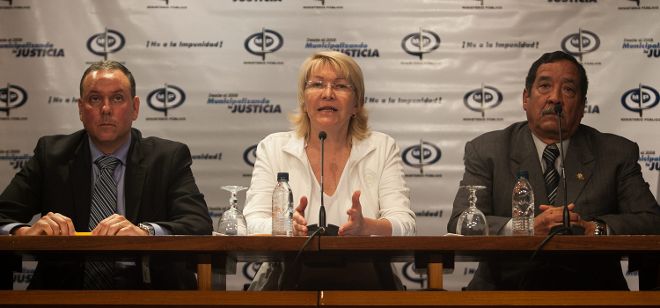 La fiscal general venezolana, Luisa Ortega Díaz, el director de Actuación Procesal de la Fiscalía, Joel Espinoza (i), y el Jefe del Estado Insular, el Almirante Armando Laguna Laguna (d).
