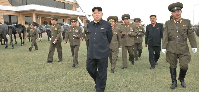Fotografía sin fechar cedida por la Agencia Central de Noticias de Corea del Norte (KCNA) del líder norcoreano Kim Jong-un (c).