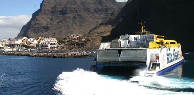 El catamarán Bonanza Express realizando pruebas de atraque en el muelle comercial del municipio gomero de Valle Gran Rey.