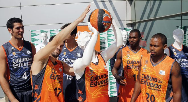 Los jugadores del Valencia Basket bromean con un maniquí.