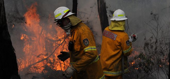 Miembros del servicio rural de bomberos de New South Wales protege una propiedad.