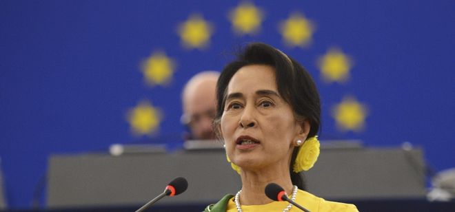 La líder opositora birmana Aung San Suu Kyi da un discurso tras recibir el premio Sájarov a la Libertad de Conciencia de manos del presidente del Parlamento Europeo, Martin Schulz (no aparece).