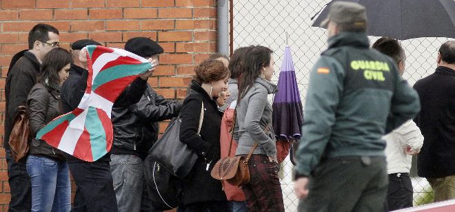 La etarra Inés del Río, de 55 años, junto a su abogada (c-de negro) a su salida esta tarde, de la prisión coruñesa de Teixeiro.