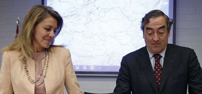 La presidenta de Castilla-La Mancha, María Dolores de Cospedal, junto al presidente de la CEOE, Juan Rosell.