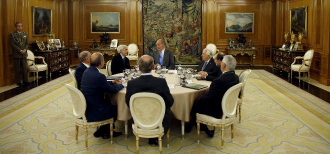 El Rey Juan Carlos recibió en audiencia en el Palacio de la Zarzuela a la Junta Rectora del Instituto de España.