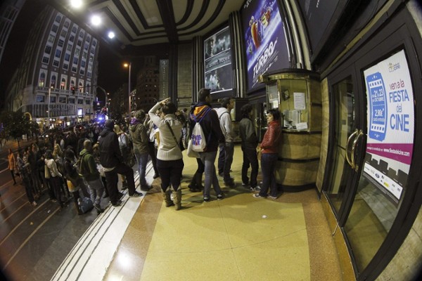 Vista de la cola formada a las puertas del cine Capitol de Madrid con motivo de la iniciativa 