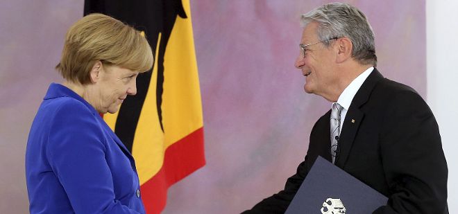El presidente alemán, Joachim Gauck, despide a la canciller Alemana Angela Merkel y al resto de integrantes del Gobierno germano, que desde hoy trabajarán en funciones hasta la constitución de un nuevo Ejecutivo, en un acto celebrado en el Palacio de Bellevue en Berlín (Alemania), hoy, martes 22 de octubre de 2013. Gauck elogió el liderazgo europeo de Merkel 