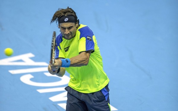 El tenista alicantino David Ferrer golpea la bola.