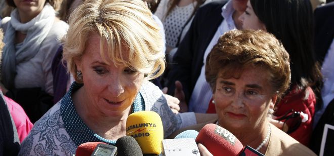 La presidenta del PP de Madrid, Esperanza Aguirre (i), hace declaraciones a los medios, junto a Pilar Elías, viuda de Ramón Baglietto, concejal de UCD asesinado por ETA en 1980.